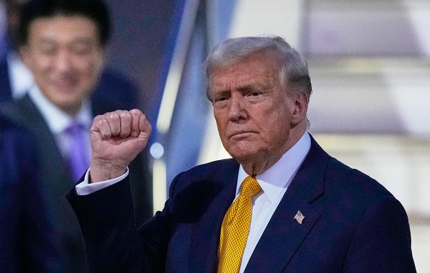 Η δημοτικότητα του Ντόναλντ Τραμπ μειώθηκε τις τελευταίες ημέρες στο χαμηλότερο επίπεδο της θητείας του