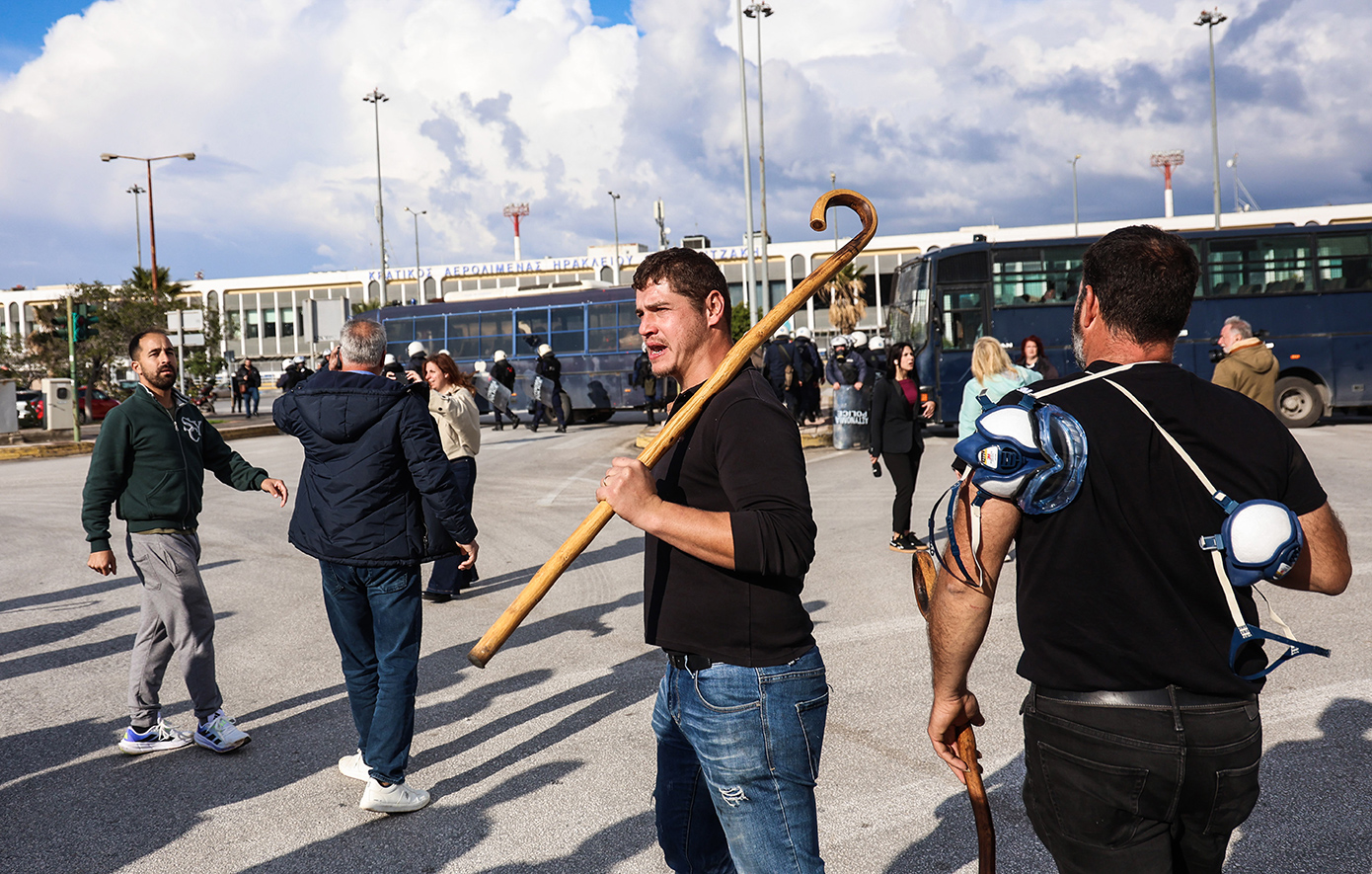 Ανεστάλη η λειτουργία του αεροδρομίου Ηρακλείου – Μπήκαν στον χώρο οι αγρότες Ανεστάλη η λειτουργία του αεροδρομίου Ηρακλείου – Μπήκαν στον χώρο οι αγρότες