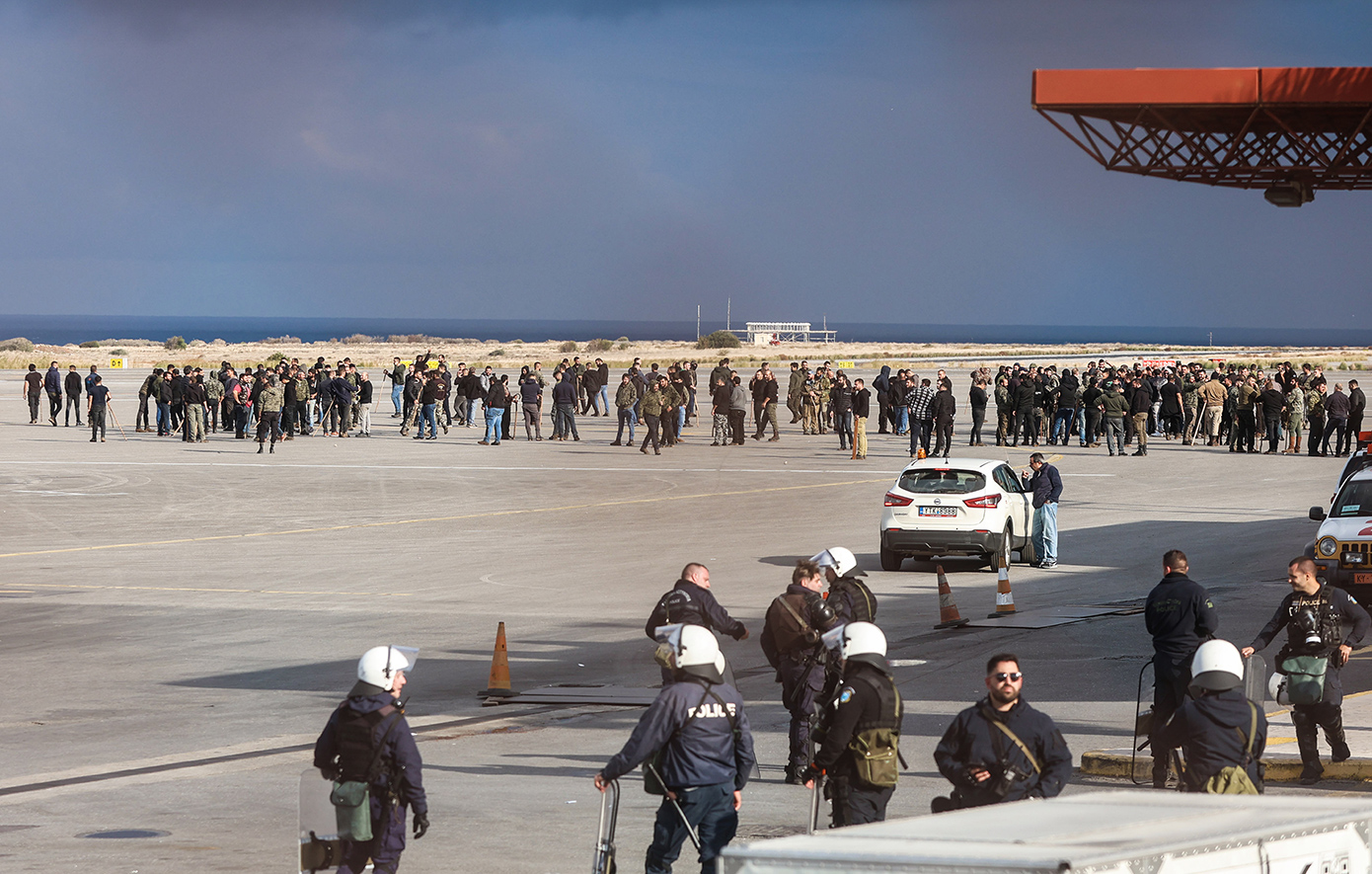 Ανεστάλη η λειτουργία του αεροδρομίου Ηρακλείου – Μπήκαν στον χώρο οι αγρότες Ανεστάλη η λειτουργία του αεροδρομίου Ηρακλείου – Μπήκαν στον χώρο οι αγρότες