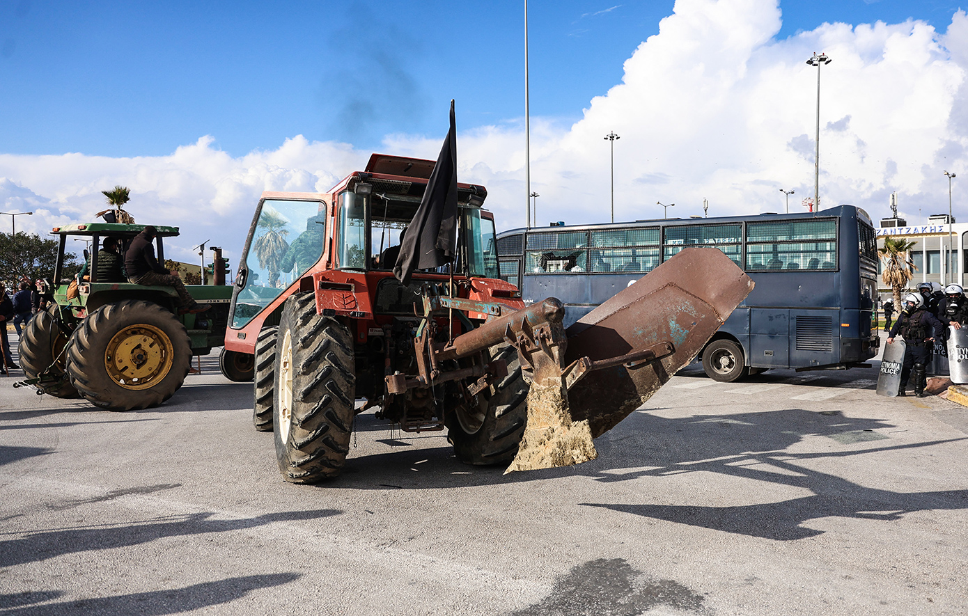 Ανεστάλη η λειτουργία του αεροδρομίου Ηρακλείου – Μπήκαν στον χώρο οι αγρότες Ανεστάλη η λειτουργία του αεροδρομίου Ηρακλείου – Μπήκαν στον χώρο οι αγρότες