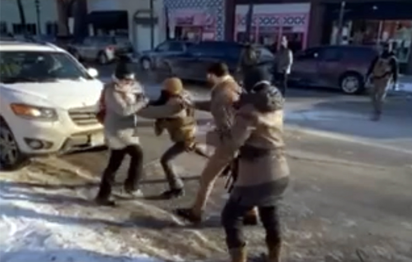 Καρέ καρέ ο πυροβολισμός του Άλεξ Πρέτι από ομοσπονδιακό πράκτορα στη Μινεάπολη Καρέ καρέ ο πυροβολισμός του Άλεξ Πρέτι από ομοσπονδιακό πράκτορα στη Μινεάπολη