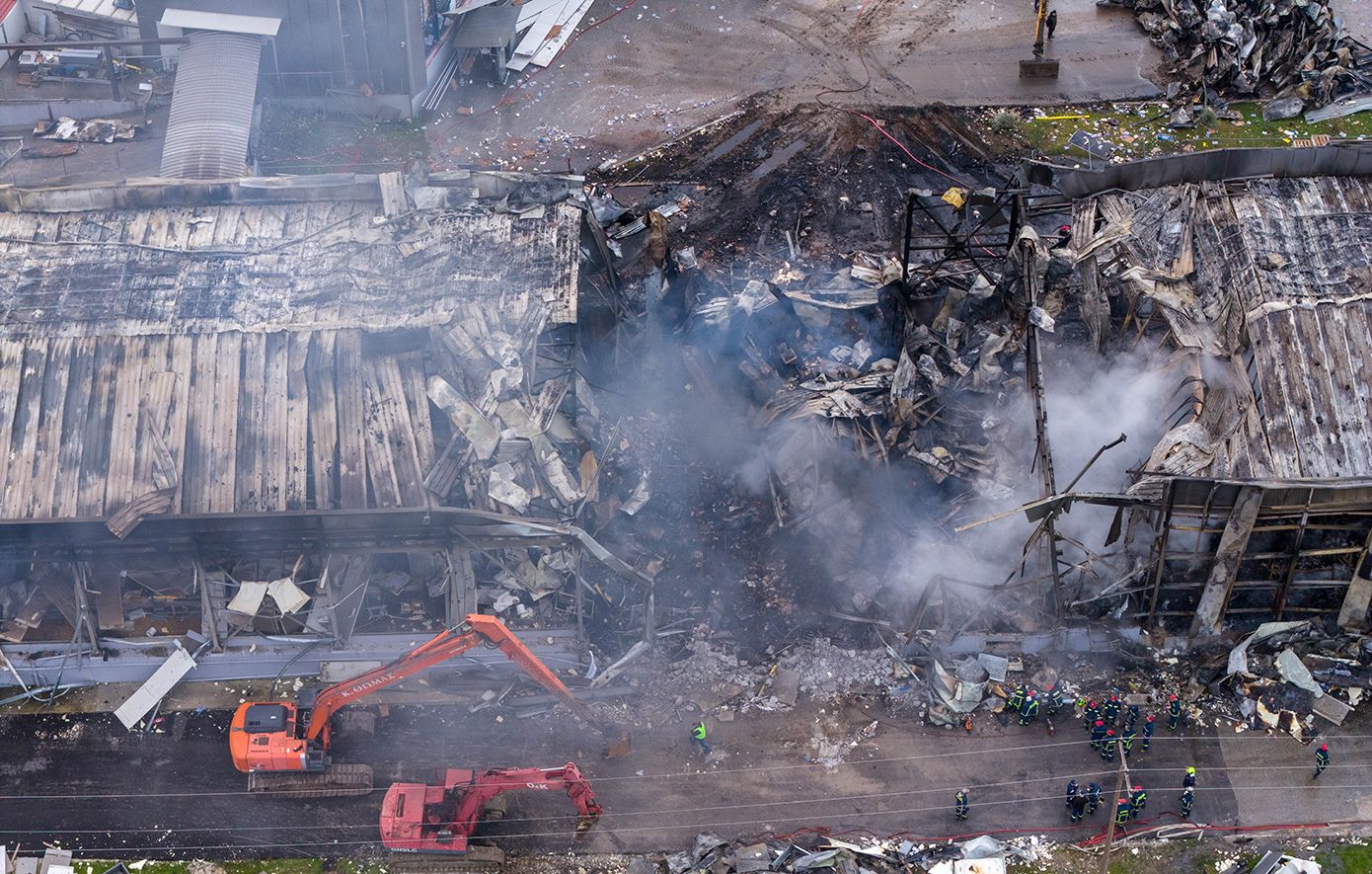 Η επόμενη ημέρα στην κατεστραμμένη μπισκοτοβιομηχανία «Βιολάντα», το εργοστάσιο ακόμη «καπνίζει» Η επόμενη ημέρα στην κατεστραμμένη μπισκοτοβιομηχανία «Βιολάντα», το εργοστάσιο ακόμη «καπνίζει»