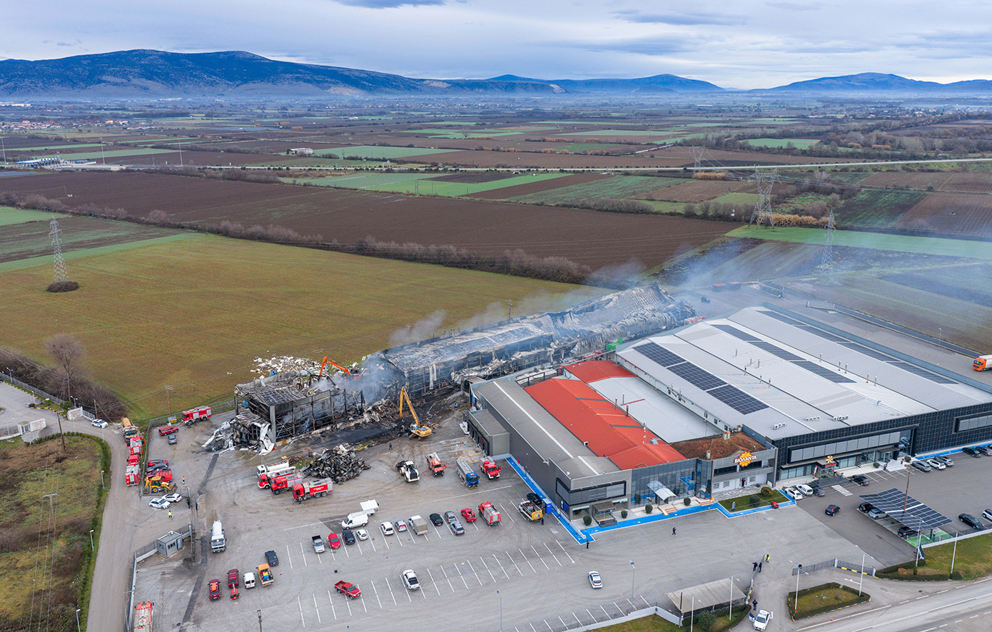 Η επόμενη ημέρα στην κατεστραμμένη μπισκοτοβιομηχανία «Βιολάντα», το εργοστάσιο ακόμη «καπνίζει» Η επόμενη ημέρα στην κατεστραμμένη μπισκοτοβιομηχανία «Βιολάντα», το εργοστάσιο ακόμη «καπνίζει»