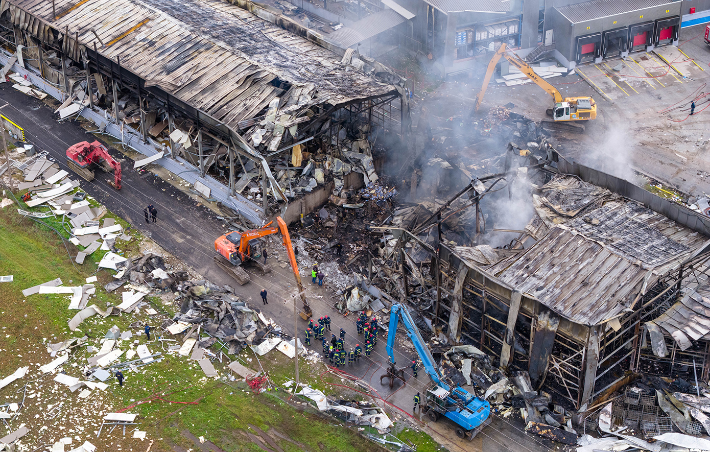 Η επόμενη ημέρα στην κατεστραμμένη μπισκοτοβιομηχανία «Βιολάντα», το εργοστάσιο ακόμη «καπνίζει» Η επόμενη ημέρα στην κατεστραμμένη μπισκοτοβιομηχανία «Βιολάντα», το εργοστάσιο ακόμη «καπνίζει»