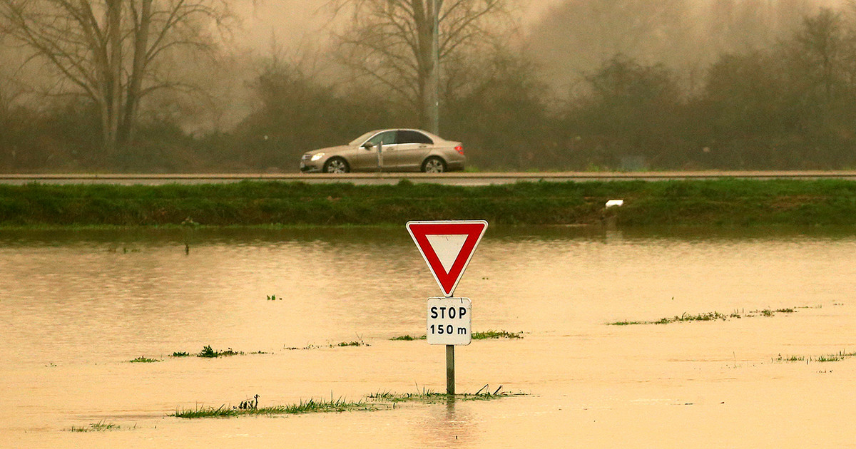 Flooding, damage and power outages from heavy rain in south-east France ...