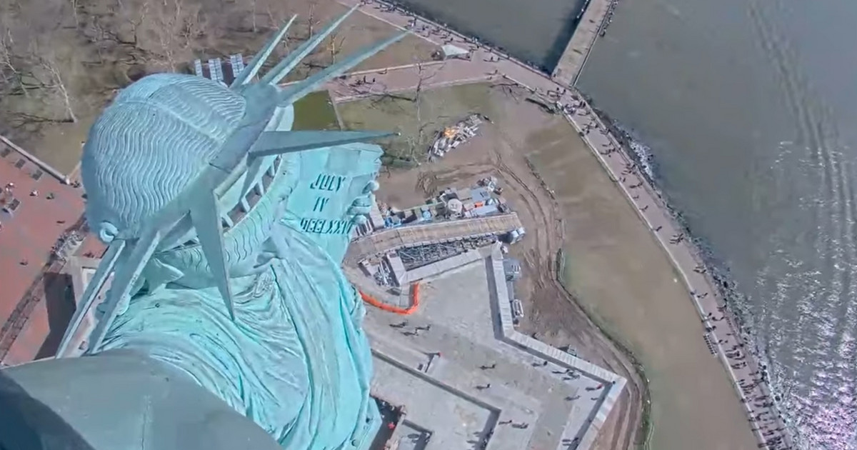 The earthquake in New York from the Statue of Liberty - Watch video ...