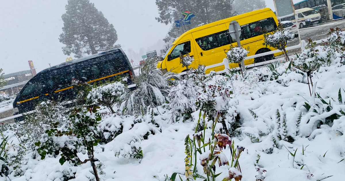 Snow in South Africa Johannesburg Durban highway closed, drivers