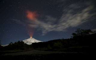 Smoke rises from Villarrica volcano as seen near the town of Pucon in southern Chile, early June 24, 2015. REUTERS/Andres Stapff