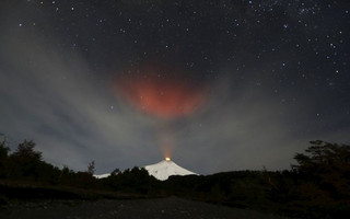 Smoke rises from Villarrica volcano as seen near the town of Pucon in southern Chile, June 23, 2015. REUTERS/Andres Stapff      TPX IMAGES OF THE DAY