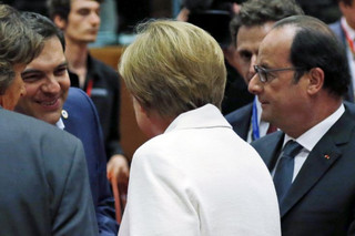 (L-R) Greece's Prime Minister Alexis Tsipras meets Germany's Chancellor Angela Merkel next to France's President Francois Hollande during an euro zone leaders summit in Brussels, Belgium, July 12, 2015.   REUTERS/Francois Lenoir