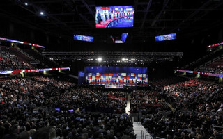 Republican 2016 presidential candidates (L-R), New Jersey Governor Chris Christie, U.S. Senator Marco Rubio, Dr. Ben Carson, Wisconsin Governor Scott Walker, businessman Donald Trump, former Florida Governor Jeb Bush, former Arkansas Governor Mike Huckabee, U.S. Senator Ted Cruz, U.S. Senator Rand Paul and Ohio Governor John Kasich, are shown on a large screen as they debate at the first official Republican presidential candidates debate of the 2016 U.S. presidential campaign in Cleveland, Ohio, August 6, 2015. REUTERS/Aaron Josefczyk