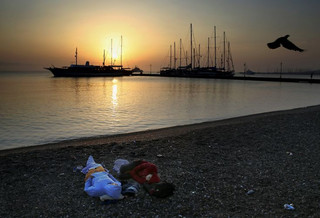 Syrian refugees sleep at a beach near the port on the Greek island of Kos after crossing a part of the Aegean Sea between Turkey and Greece on a dinghy, August 8, 2015.  The U.N refugee agency, UNHCR, estimates that Greece has received more than 107,000 refugees and migrants this year, more than double its 43,500 intake of 2014. REUTERS/ Yannis Behrakis