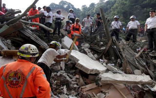 Rescue team members search for mudslide victims in Santa Catarina Pinula, on the outskirts of Guatemala City, October 2, 2015. Hundreds of rescue workers dug through sludge and rock on Friday looking for survivors of a massive mudslide in Guatemala that killed at least nine people and left as many as 600 missing, burying homes in a town on the edge of the capital. Heavy rains swept a torrent of boulders and mud over dozens of homes on Thursday night in Santa Catarina Pinula on the southeastern flank of Guatemala City, one of the worst mudslides to hit the poor Central American country in recent memory. REUTERS/Josue Decavele