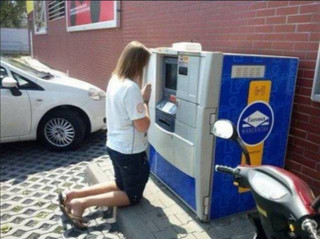 i_bet_you_didnt_think_you_could_see_something_like_this_at_an_atm_machine_640_05