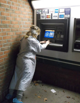 i_bet_you_didnt_think_you_could_see_something_like_this_at_an_atm_machine_640_24