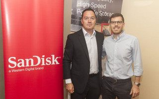 Ο Marketing Manager της SanDisk, Bradley Bennett μαζί με τον Μanaging Director της ΔΑΜΚΑΛΙΔΗΣ, Τομ Δαμκαλίδη.