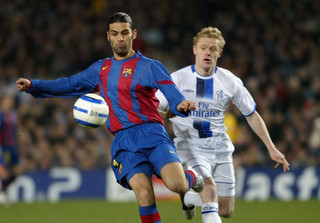 FC Barcelona's Rafa Marquez, left, controls the ball against Chelsea's Damien Duff during their Champions League soccer match in Barcelona, Wednesday, Feb. 23, 2005. (AP Photo/Bernat Armangue) **EFE OUT**