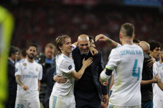 Real Madrid coach Zinedine Zidane, center, celebrates with his team after winning the Champions League Final soccer match between Real Madrid and Liverpool at the Olimpiyskiy Stadium in Kiev, Ukraine, Saturday, May 26, 2018. (AP Photo/Sergei Grits)