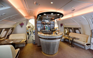Emirates_Onboar-Lounge
