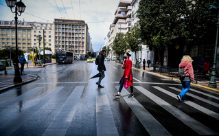 Πολίτες με μάσκα σε διάβαση πεζών