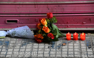 Λουλούδια στο σημείο που δολοφονήθηκε ο Ζακ Κωστόπουλος