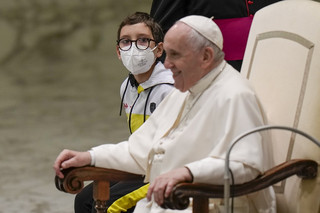 Ένα αγόρι έκλεψε την παράσταση στη διάρκεια της σημερινής ακρόασης του Πάπα Φραγκίσκου στο Βατικανό