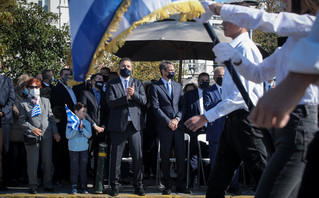 Ο Κυριάκος Μητσοτάκης στην παρέλαση στο Φάληρο