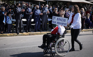 Ο Κυριάκος Μητσοτάκης στην παρέλαση στο Φάληρο