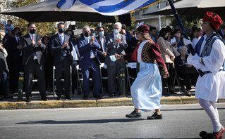 Ο Κυριάκος Μητσοτάκης στην παρέλαση στο Φάληρο