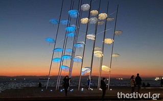 Στα γαλανόλευκα οι ομπρέλες Ζογγολόπουλου στη Θεσσαλονίκη