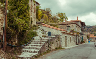 Πέτρινα κτίρια στα Λαγκάδια