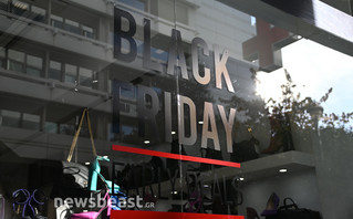Διαφήμιση για την Black Friday στη βιτρίνα καταστήματος