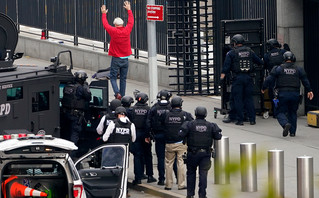 Ένοπλος σηκώνει τα χέρια ψηλά έξω από τα γραφεία του ΟΗΕ στη Νέα Υόρκη