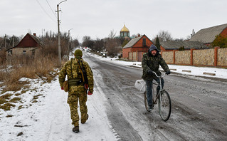 Στρατιώτης και ποδηλάτης σε δρόμο στην Ουκρανία