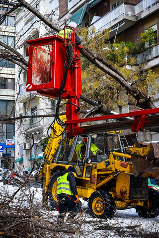Η τιτάνια μάχη συνεχίζεται για την αποκατάσταση των προβλημάτων στο κέντρο και στις γειτονιές της Αθήνας