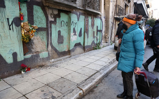 Μηνύματα και λουλούδια στο σημείο όπου σκοτώθηκε ο Πάνος Νάτσης