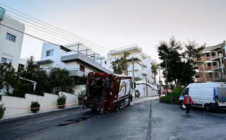 Άνοιξε ο δρόμος και «κατάπιε» απορριμματοφόρο στον Άλιμο