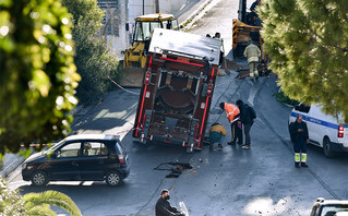 Άνοιξε ο δρόμος και «κατάπιε» απορριμματοφόρο στον Άλιμο