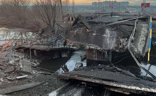 Εισβολή στην Ουκρανία: Ο στρατός ανατίναξε γέφυρα για να μην μπουν οι Ρώσοι στο Κίεβο