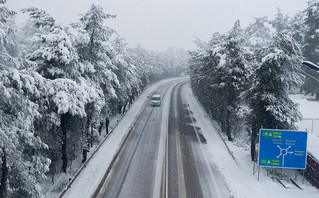 Χιονόπτωση στην Εθνική Οδό Αθηνών - Λαμίας