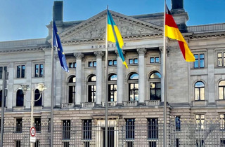 Η ουκρανική σημαία υψώθηκε έξω από το κτίριο της Άνω Βουλής της Γερμανίας