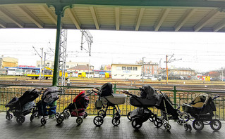 Καρότσια περιμένουν Ουκρανές μαμάδες σε σταθμό στην Πολωνία