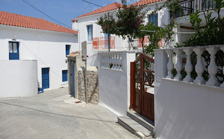 Λευκά σπίτια στο Κυπαρίσσι