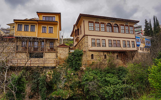 Κτίρια μακεδονίτικης αρχιτεκτονικής στη Μπαρμπούτα