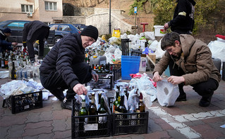 Παρασκευή βομβών μολότοφ στην Ουκρανία