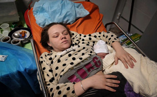Με το μωρό στην αγκαλιά η τραυματισμένη έγκυος στη Μαριούπολη