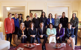 Συνάντηση Μητσοτάκη με διαπιστευμένες γυναίκες πρέσβεις στην Αθήνα