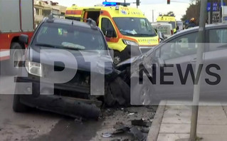 Φορτηγό παρέσυρε πεζό που είχε σταματήσει για καφέ στη Θεσσαλονίκη και έπεσε πάνω σε δύο άλλα οχήματα