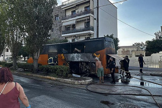 Στιγμές τρόμου για επιβάτες λεωφορείου του ΚΤΕΛ στο Μαρκόπουλο που τυλίχθηκε στις φλόγες