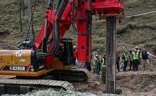 Μερικά μέτρα χωρίζουν τους διασώστες από τους εργάτες που είναι εγκλωβισμένοι στα συντρίμμια οδικής σήραγγας στην Ινδία